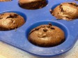 muffin con cacao e gocce di cioccolato in friggitrice
