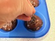 muffin con cacao e gocce di cioccolato in friggitrice