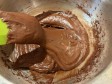 muffin con cacao e gocce di cioccolato in friggitrice