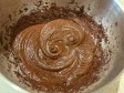 muffin con cacao e gocce di cioccolato in friggitrice