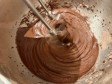 muffin con cacao e gocce di cioccolato in friggitrice
