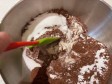 muffin con cacao e gocce di cioccolato in friggitrice