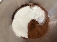 muffin con cacao e gocce di cioccolato in friggitrice