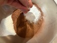 muffin con cacao e gocce di cioccolato in friggitrice