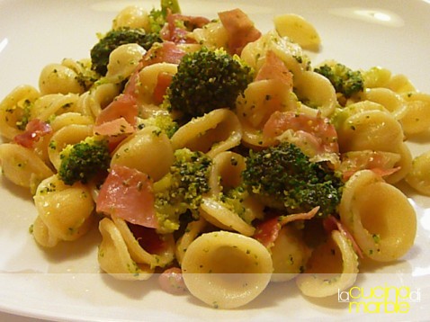 pasta broccoletti e speck croccante pasta broccoletti e speck croccante
