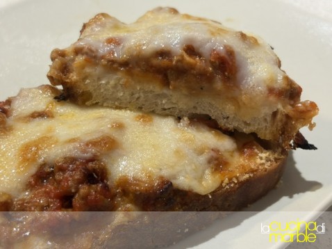 crostone che si crede lasagna