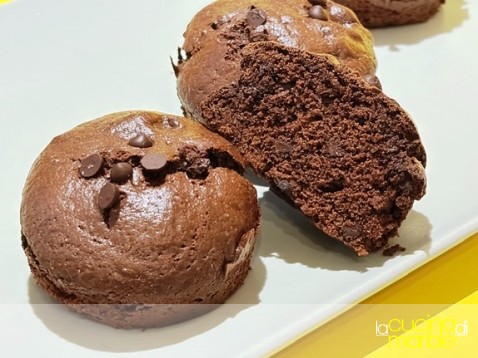 muffin con cacao e gocce di cioccolato in friggitrice