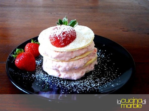 sfoglie di strudel con panna e fragole sfoglie di strudel con panna e fragole